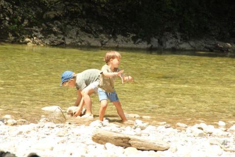 Kinder am Fluss